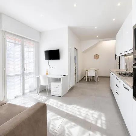 Hostdomus - Fior Di Mare - Alloggi Con Parcheggio Privato Apartmán